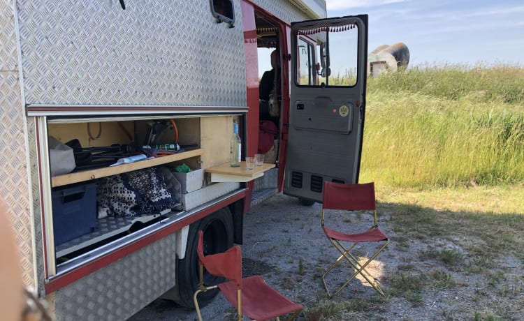 LET OP: C1 rijbewijs vereist – Ex-fire brigade Mercedes-Benz camper van from 1982