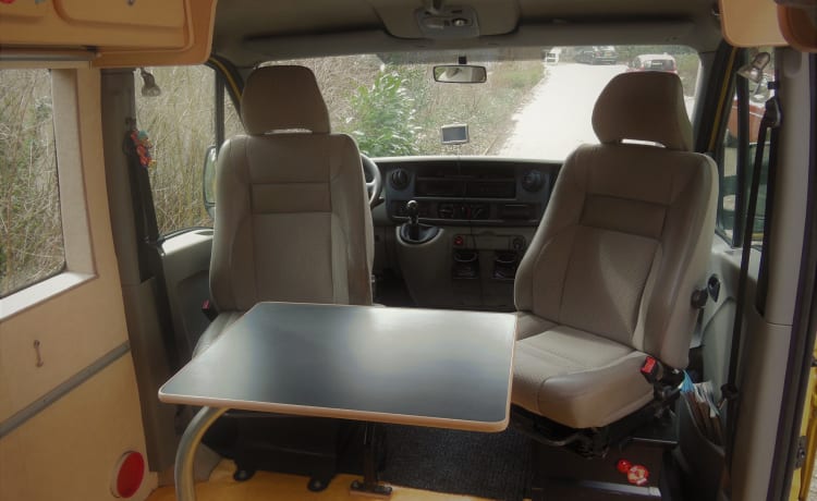 Camping-car confortable pour deux personnes, se conduit comme une voiture de tourisme