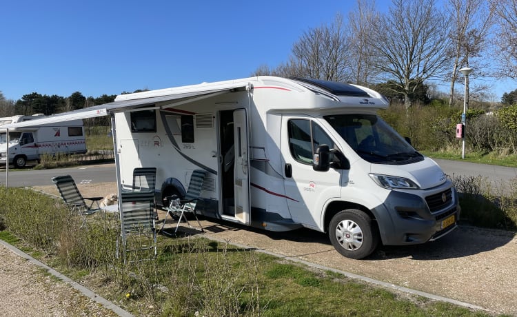 Roller Team 4 personnes camping-car spacieux et luxueux