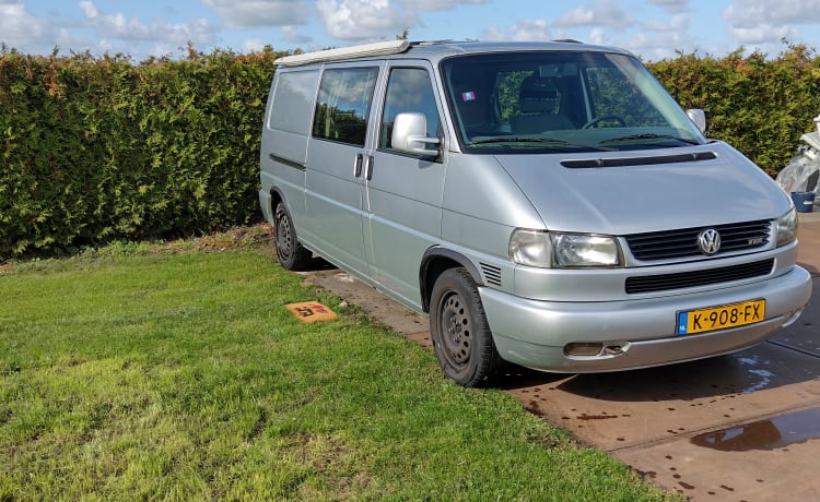 Cozy Volkswagen camper bus 2p