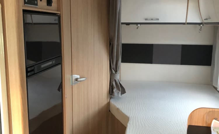 Sunlight T64 familiecamper – Mooie ruime Sunlight familie camper helemaal compleet uitgerust 