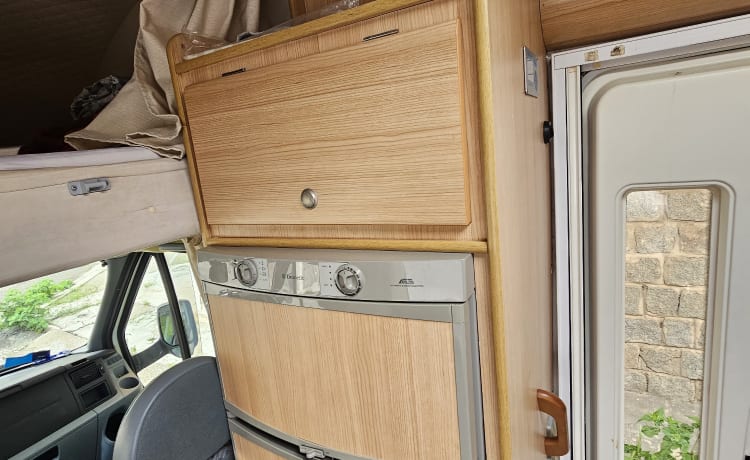 Matiax98 – Ford Transit Attic Camper Rental 