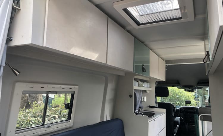 Voor levensgenieters – Camper autobus Mercedes. Completamente equipaggiato.