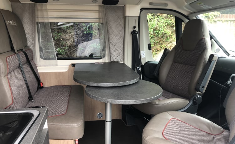 Außergewöhnlicher Pop-Top-Familiencampervan mit 4 Schlafplätzen von Malibu
