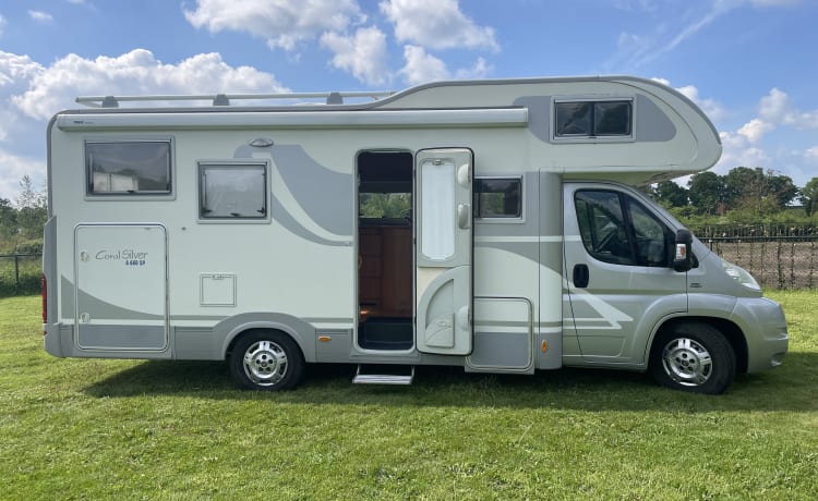 Familie camper – 5p Adria 660 SP Alkoven