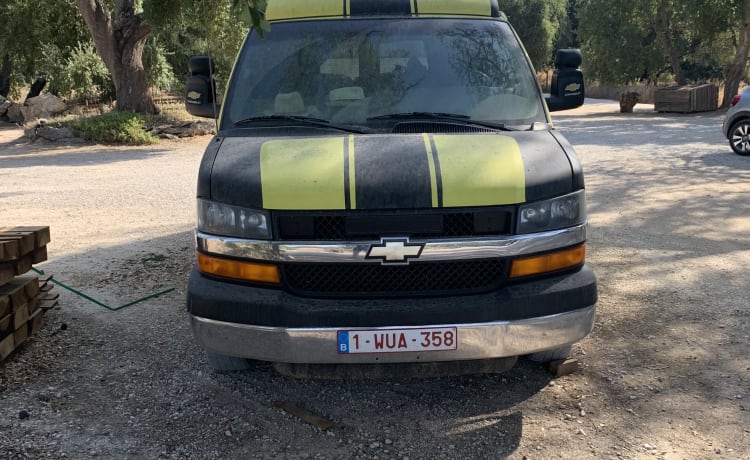 Crazy Yellow Chevy Van per andare tutti "Off Grid".