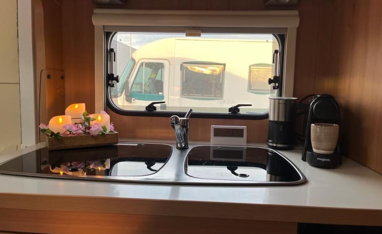 LMC Family Alcove Camper 6 persone