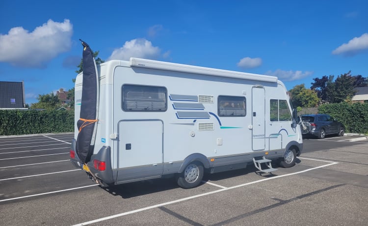 Campervriend – Fijne grote Camper met airco's, grote luifel en veel bergruimte.