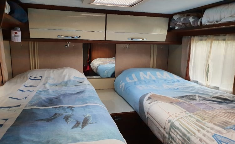 Camper de Luxe – ⭐Luxury and complete! with single length beds ⭐