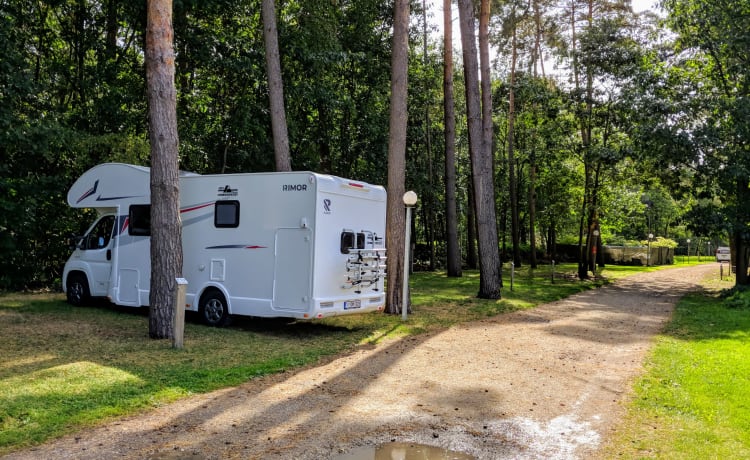 On the road met een Rimor motorhome voor 5 (+1) personen 