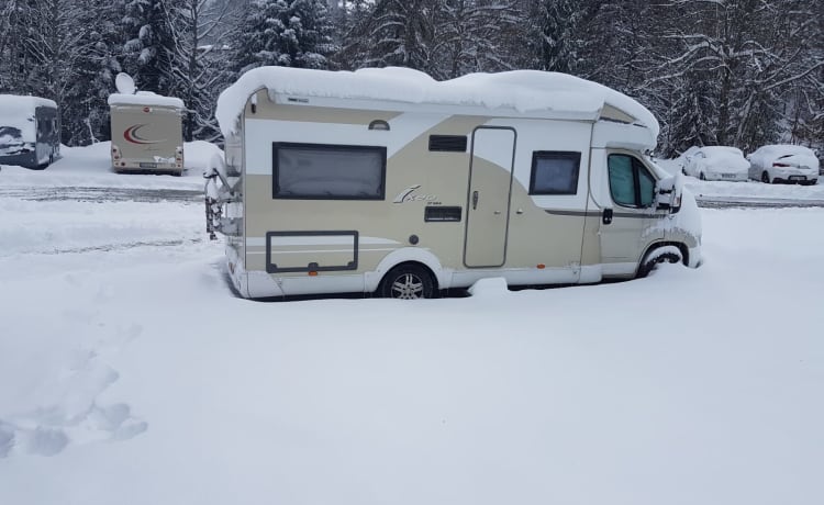 Neat, complete and comfortable family camper