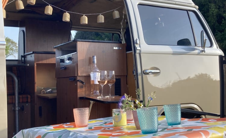 HIPPIECAMP – Retro Volkswagen camper with 4 sleeping places