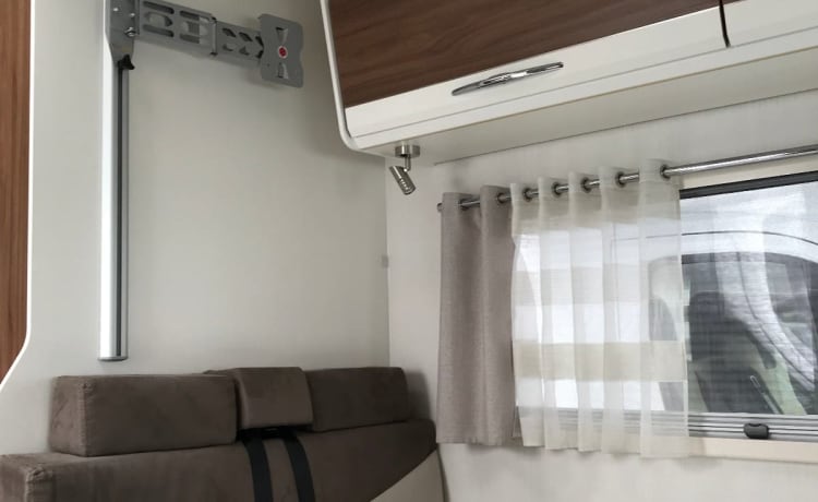 Camper 2 – Spacious and luxurious Pilote 6-person family camper with Playstation and LED TV!