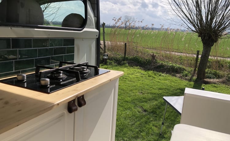 Accogliente autobus camper Renault off-grid per 2 persone del 2002