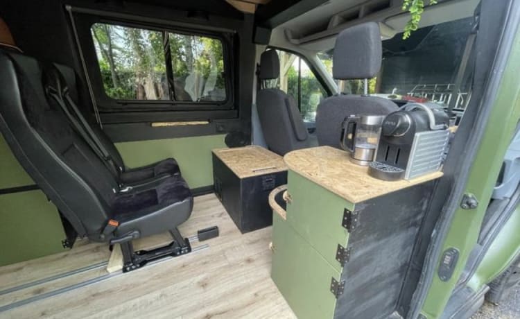 Bruce – Tough 4p bus camper for great adventures