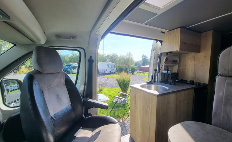 Camperbus avontuurlijke familiecamper 4 personen