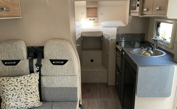 Swift Edge 476 con 6 posti letto del 2022