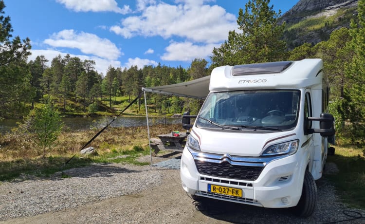 Nice spacious Camper with single beds and XXL garage