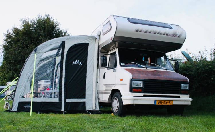 Hymer camper – Du plaisir en camping-car à l'ancienne avec cette alcôve Hymer de 1989