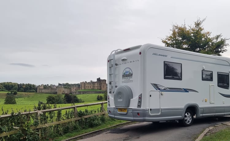 Aurora – Halbintegrierter Autotrail mit 4 Schlafplätzen aus dem Jahr 2008