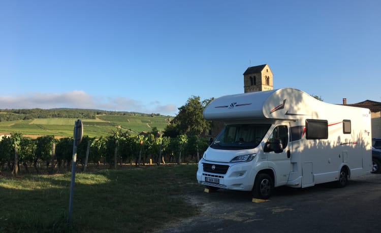 Camping-car familial neuf et spacieux