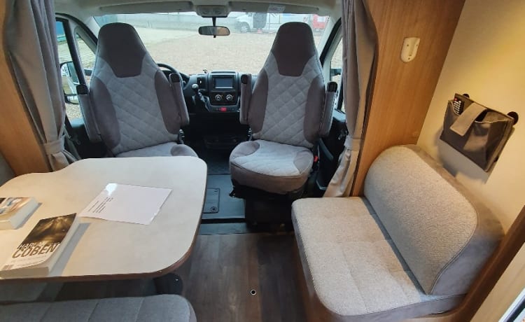 Carado T447 - Ruime en luxe 4 persoons camper