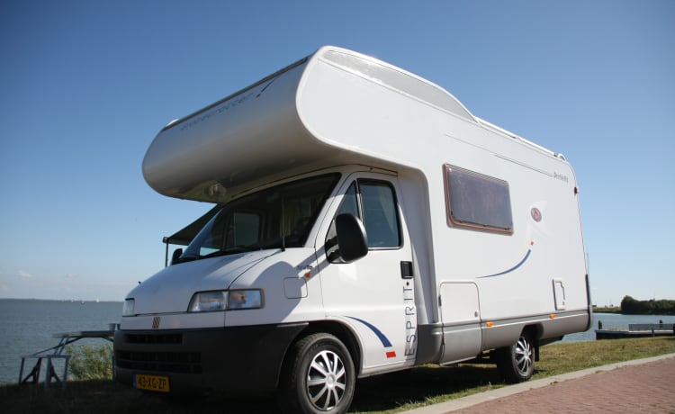 Lola Frisia – Camper compatto per 6 persone completamente attrezzato con disposizione superiore a castello