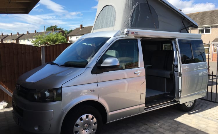 Mavis – Schöner umgebauter VW T5.1 Transporter 4 Schlafplätze