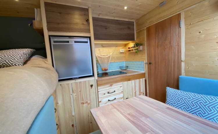 Surf Camper – Off Grid Camperbus Fiat Ducato L2H2 (voor warme én koude dagen)