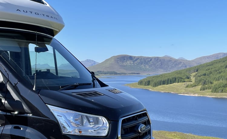 Clan Calder Motorhome – Luxe Autotrail Automatic met 4 slaapplaatsen