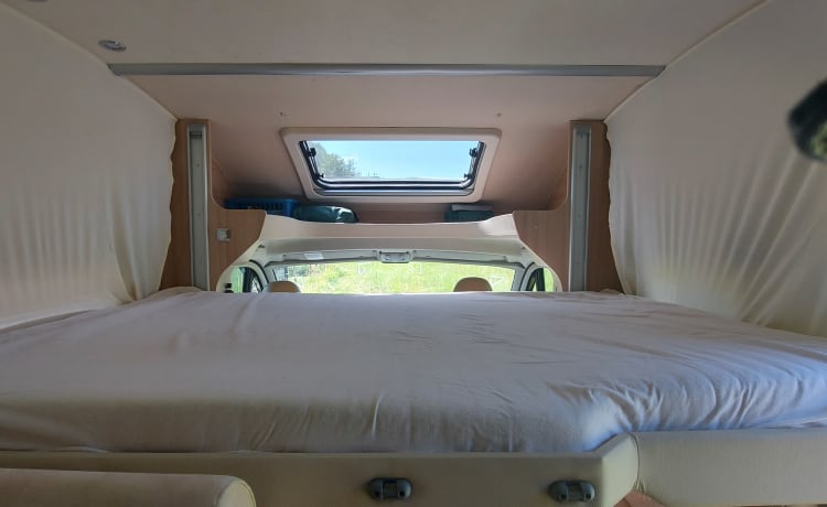 Hochwertiges deutsches Alkoven-Wohnmobil mit 2 Schlafplätzen
