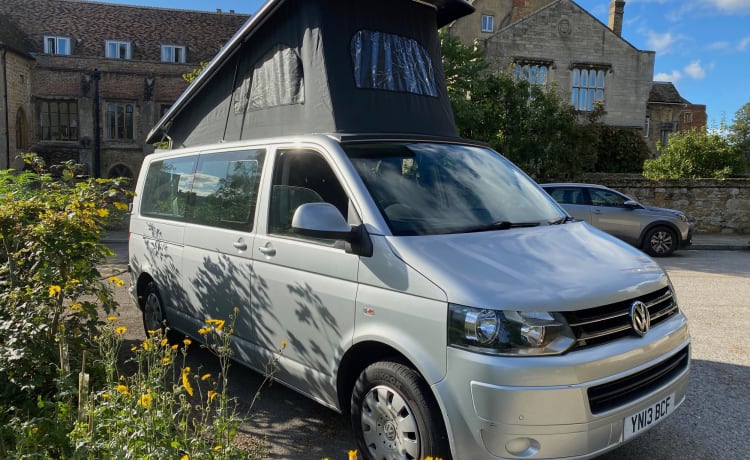 Nevis – VW T5 4-Bett Campervan Aufstelldach und breites Bett (2 Erwachsene und 2 Kinder)