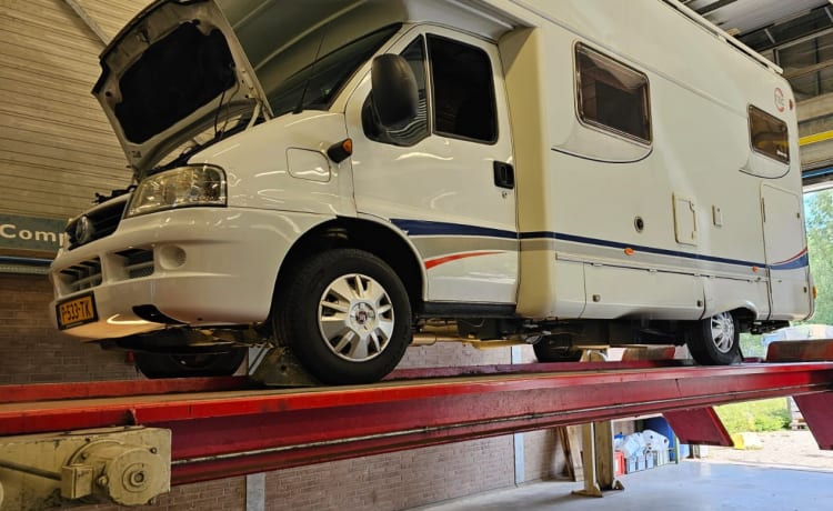 Camper_Vibes_ – Capucine Fiat Ducato de 2004 (4 couchages spacieux)