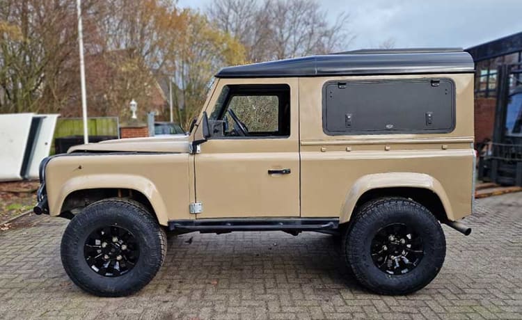 Boelo – Defender 90 300 TDI met daktent en luifel