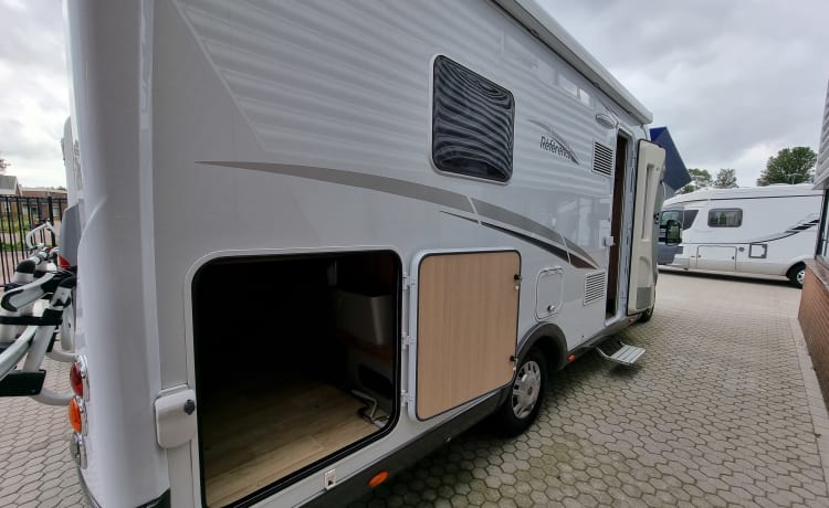 Fully equipped neat Pilote camper semi-integrated