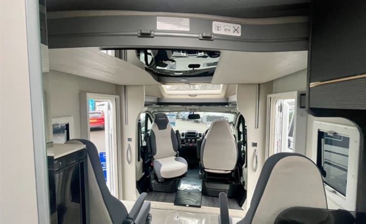 Amelia  – Neuwertiges, modernes Wohnmobil mit 4 Schlafplätzen und Lounge im Heck