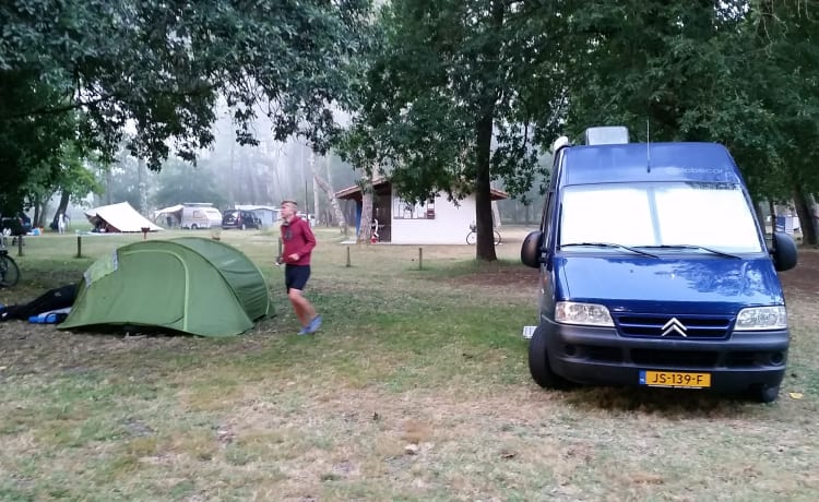 Camper di fabbrica compatto ma spazioso con comodo sedile rotondo e pneumatici invernali