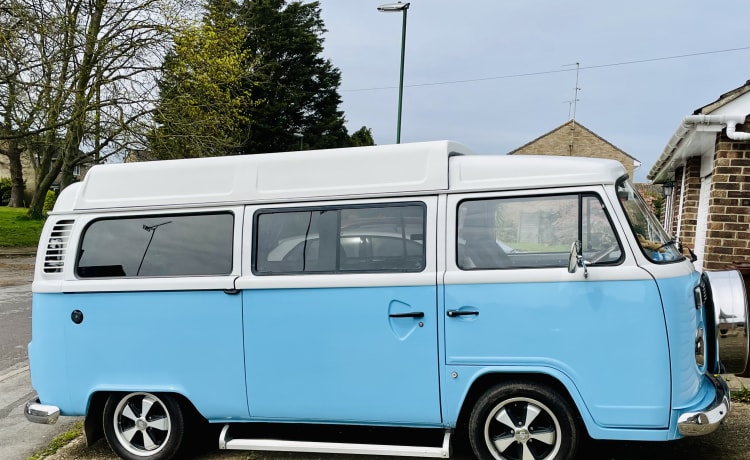 Scooby – Scooby - VW Braziliaanse T2 met 4 slaapplaatsen