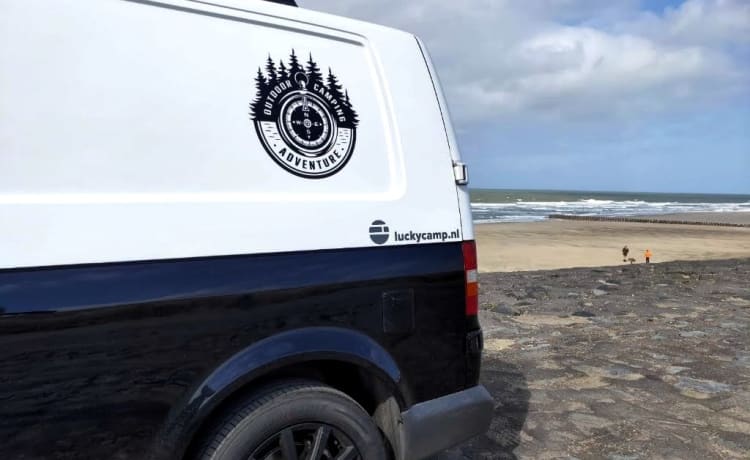 Luckycamp  – Stoere lange Volkswagen T5 camper met zijde hefdak