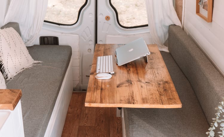 Splendido MWB Sprinter autocostruito off-grid, con porta surf