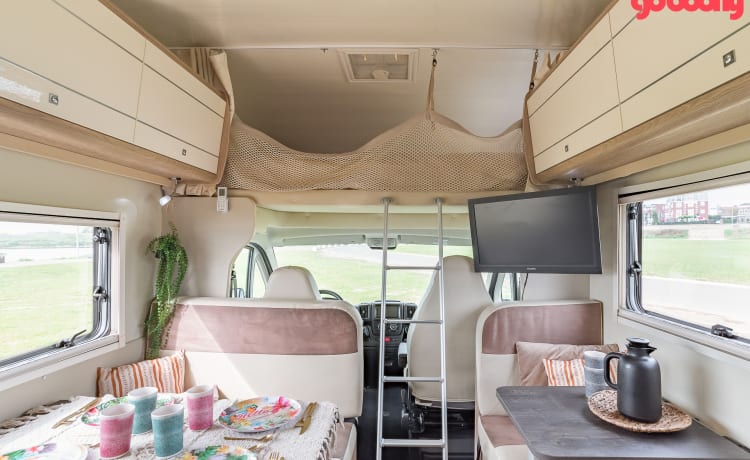 Fransie  – Luxe 5/6/7 persoons Alkoof camper uit 2017 : Fransie