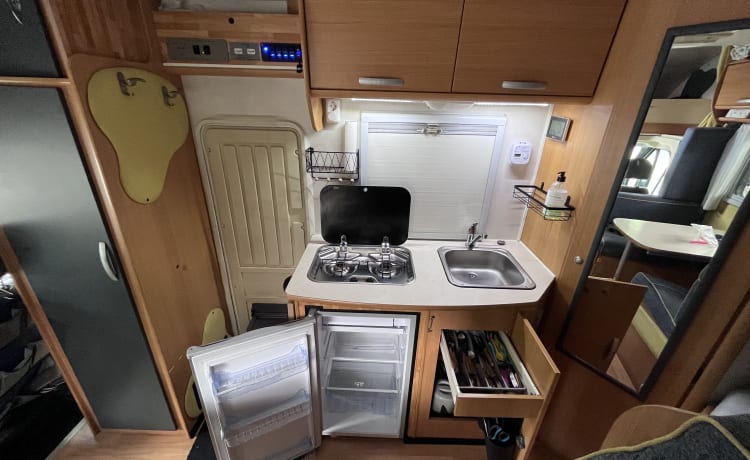 Luxurious neat family camper, 6 seats + belt, fully furnished