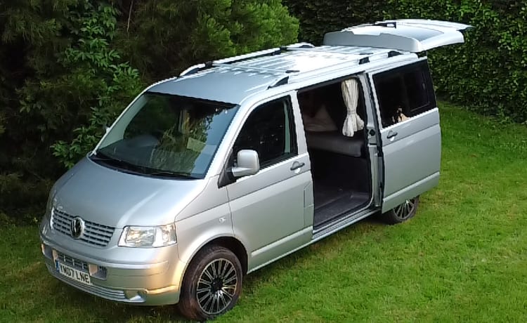 Polly – 2 berth Volkswagen Transporter campervan from 2007