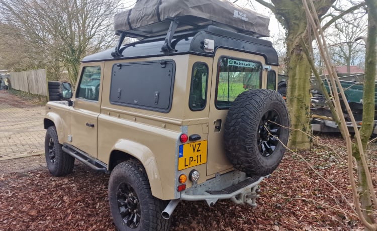 Boelo – Defender 90 300 TDI met daktent en luifel