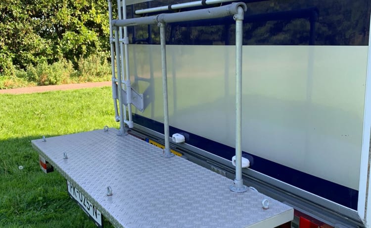 Onze trots – Ruime half-integraal camper met 4 slaapplaatsen