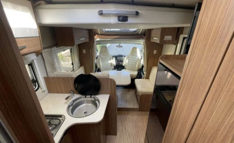 Enjoy Life – Luxus Reisemobil Einzelbetten + Hubbett Carado T447
