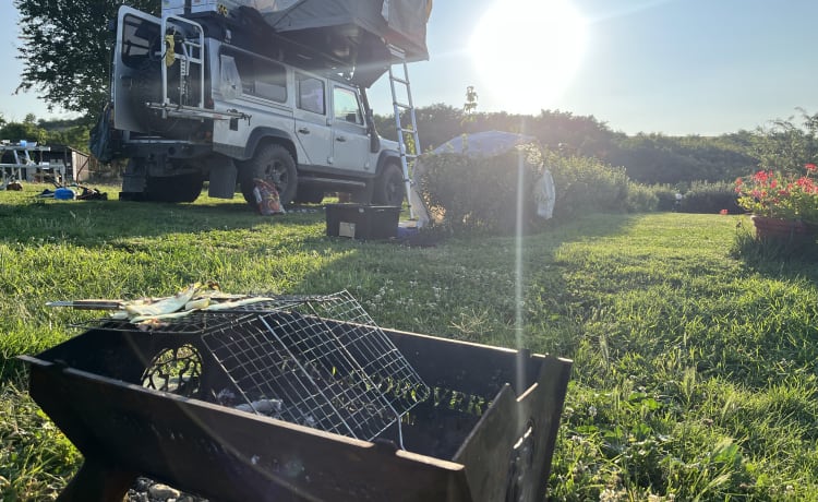 Mooie avonturen met de familie, stoere Landrover Defender met daktent