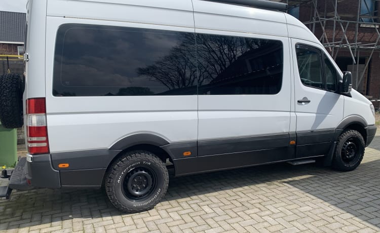 2p Mercedes-Benz camperbus uit 2008