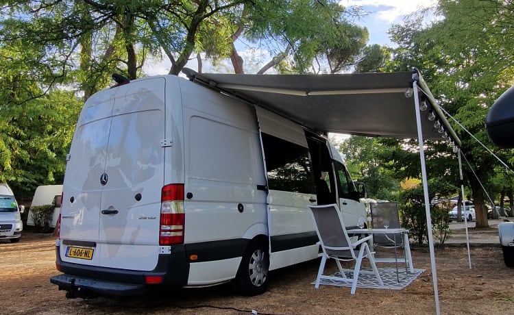 Madrid – Sprinter XXL a wonderful compact camper with lots of space!