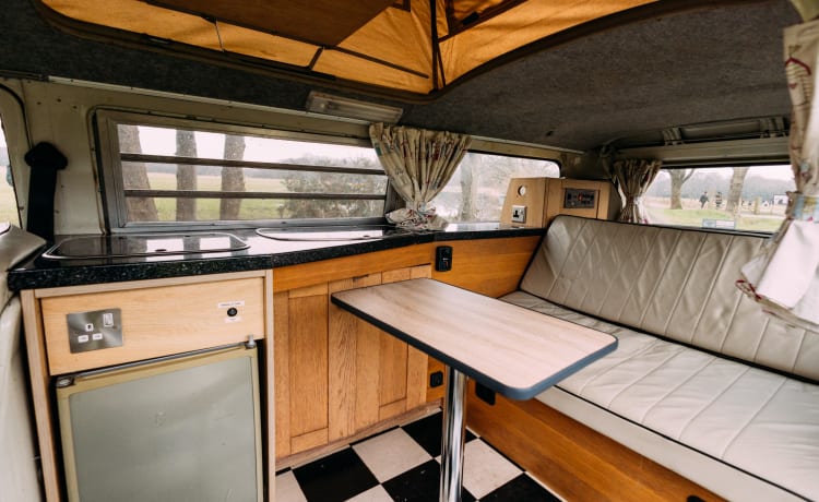 Maeve – Un camping-car VW classique AUTHENTIQUE de 1973